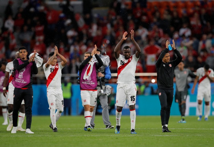 Vòng bảng World Cup: Các cầu thủ Peru buồn bã sau hiệp 1