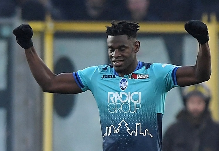 Serie A: Tiền đạo Duvan Zapata đã có bóng và dứt điểm trong tư thế vô cùng thoải mái