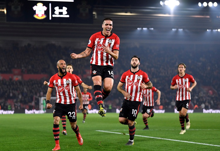 南安普顿的球员正在控球