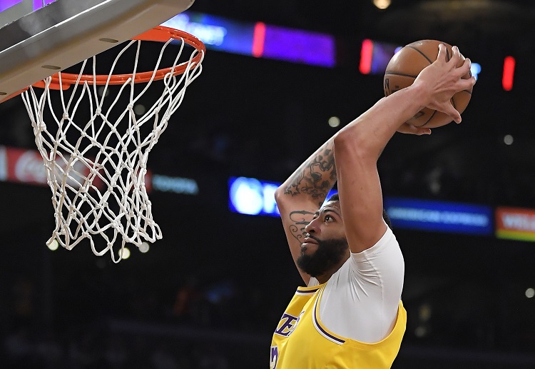 앤서니 데이비스는 레이커스의 NBA 시즌에 중요한 선수 중 하나가 되었다.