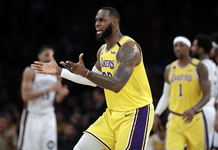 NBA 詹姆斯正在防守