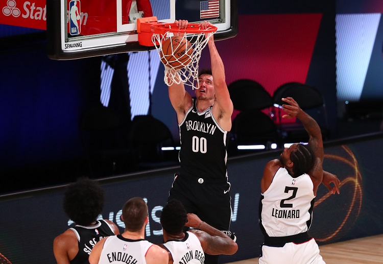 NBA篮网的球员过人