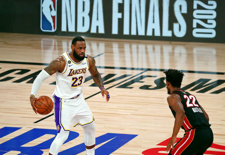NBA 湖人的勒布朗 詹姆斯正在控球