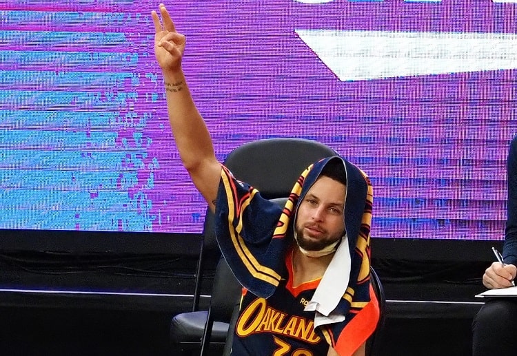 NBA勇士库里的赛场动态
