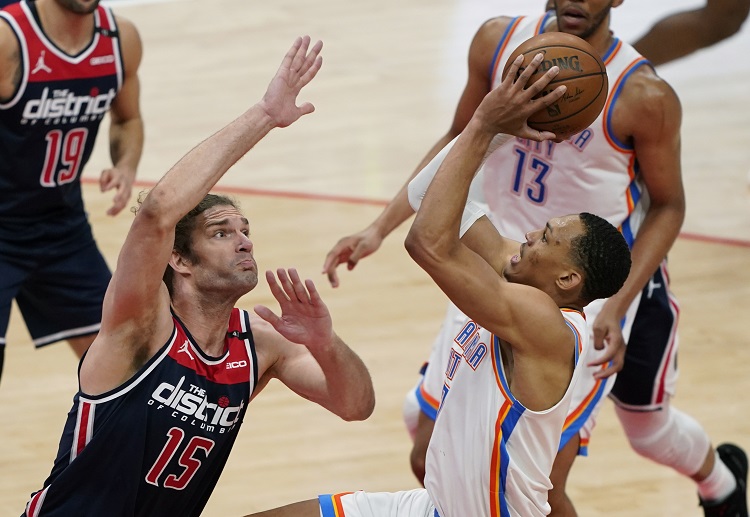 NBA 俄克拉荷马城雷霆的达里厄斯-贝兹利跑位