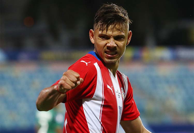 Tendangan first time Kaku diluar kotak pinalti menghasilkan gol bagi Paraguay di Copa America