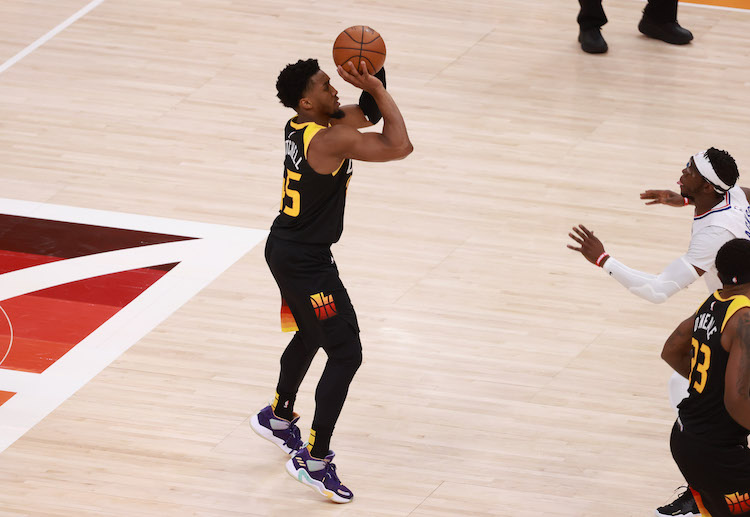 NBA犹他爵士的粉丝正在为他们打气
