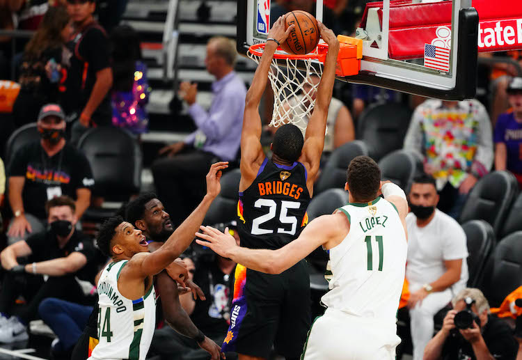NBA 雄鹿队的布鲁克·洛佩斯在行动