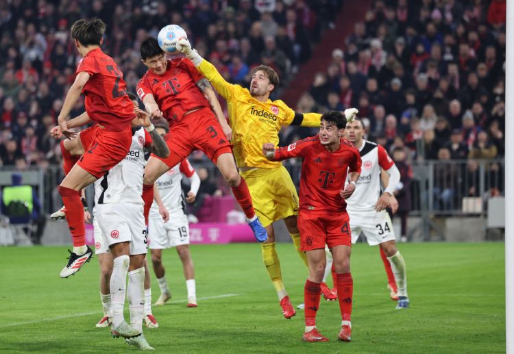 Eintracht Frankfurt's Kevin Trapp prepares ahead of their Bundesliga match against Bayer Leverkusen