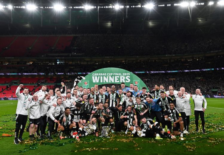 ငှက်ကြားတွေဟာလက်ရှိချန်ပီယံကြိုးကြာနီတွေကိုအကောင်းဆုံးရင်ဆိုင်သွားခဲ့ပြီးတော့အသင်းသမိုင်းတလျှောက်ပထမဦးဆုံးအကြိမ်ခရာဘောင်ဖလားကိုဆွတ်ခူးသွားခဲ့တာဖြစ်ပါတယ်။