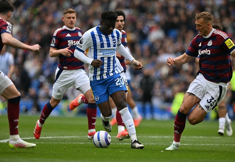 ပရီးမီးယားလိဂ် ကလပ်ဟာ ပြီးခဲ့တဲ့ နွေရာသီမှာ ကင်မရွန်း ကွင်းလယ်လူကို ခေါ်ယူဖို ကြိုးပမ်းခဲ့ဖူးပါတယ်။