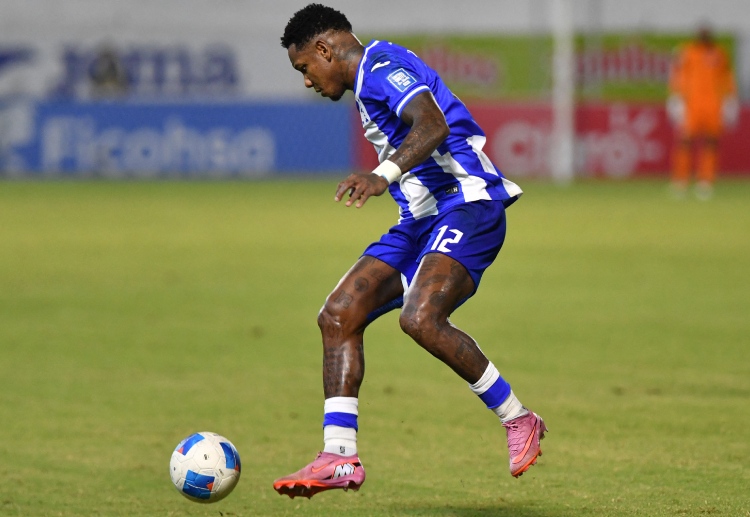 世界杯预选赛 洪都拉斯球员罗梅尔·基奥托在比赛中与对手激烈对抗