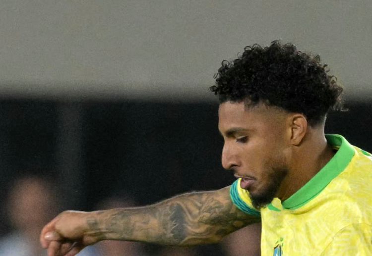 国际友谊赛 巴西门将埃德森表现出色,数次扑救挽救了球队。