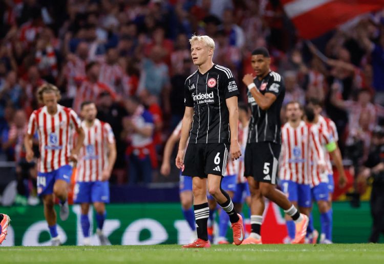 欧冠联赛  法兰克福的奥斯卡·霍伊伦德因伤缺阵,无缘与哥哥的同场较量。