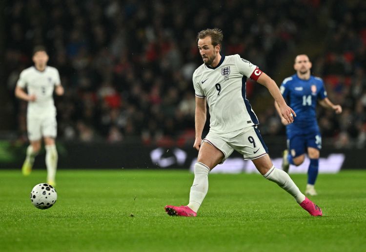 ဒါ့အပြင် ဟယ်ရီကိန်း အနေနဲ့ အင်္ဂလန်နဲ့ အတူ ကမ္ဘာ့ဖလား ချန်ပီယံ ကိုင်မြှောက်နိုင်ခဲ့မယ် ဆိုရင်လည်း တစ်ဦးချင်း အကောင်းဆုံးဆု ဖြစ်တဲ့ ဘယ်လွန်ဒေါ ရရှိဖို့ အကောင်းဆုံး အခြေအနေတွေ ပိုင်ဆိုင်သွားမှာ ဖြစ်ပါတယ်။