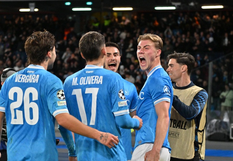 Champions League: Napoli để thua ngay trên sân nhà