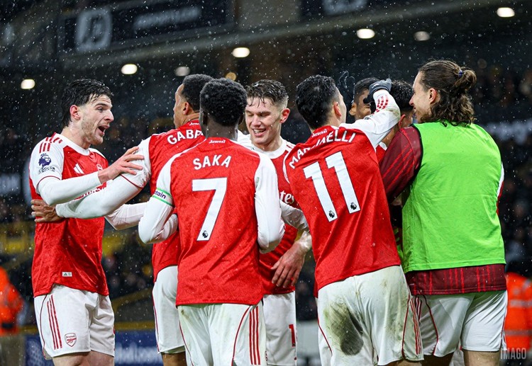 英超联赛 阿森纳开场占据主动，赖斯送出精准传中，萨卡头球破门，结束个人15场进球荒。