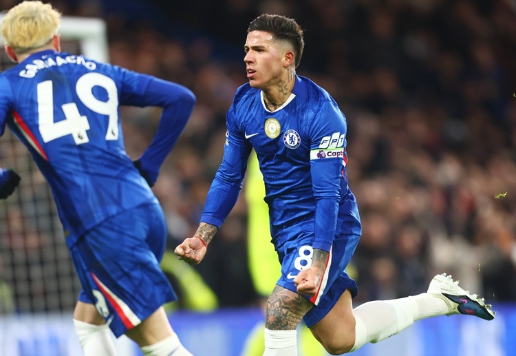 အန်ဇို ဖာနန်ဒက်စ်ဟာ အသင်း အတွက် ပရီးမီးယားလိဂ် အပါအဝင် ပြိုင်ပွဲစုံ ၁၅၁ ပွဲ ကစားပေးထားပြီး ၂၇ ဂိုးသွင်း၊ ၂၆ ဂိုး ဖန်တီးထားပါတယ်။