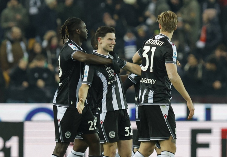 意甲联赛 乌迪内斯凭一记幸运折射进球取得领先,埃克伦坎普的任意球被罗马人墙挡出后折射入网,帮助主队1比0领先。