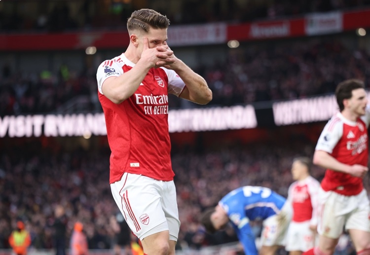 အာဆင်နယ်ဟာ ပရီးမီးယားလိဂ် ဇယားထိပ်မှာ (၉) မှတ်အထိ အသာစီးရခဲ့တာဟာ သူတို့ ချန်ပီယံ ဖြစ်ခဲ့တဲ့ ၂၀၀၃-၂၀၀၄ ရာသီ နောက်ပိုင်း ပထမဆုံးအကြိမ် ဖြစ်ပါတယ်။