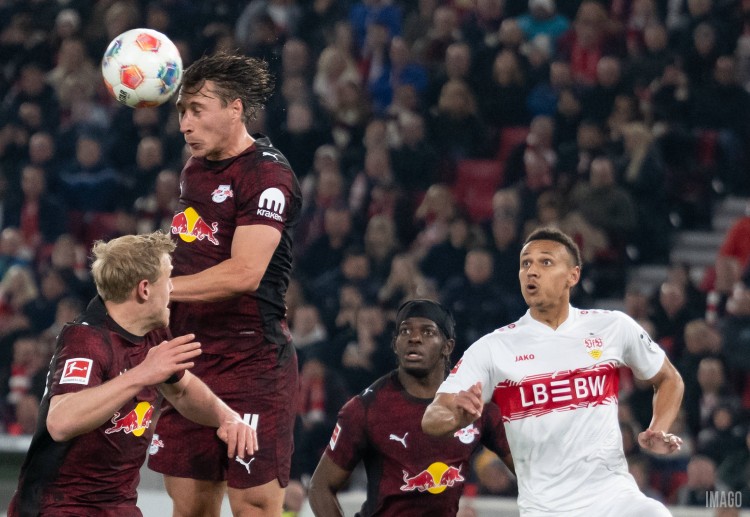 德甲联赛  比赛末端，奥尔班头球击中立柱，错失绝平良机。