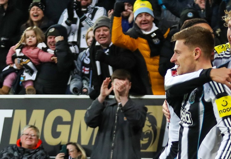 足总杯 巴恩斯切入禁区左侧,在小角度完成射门,为纽卡斯尔联首开纪录,1比0领先。