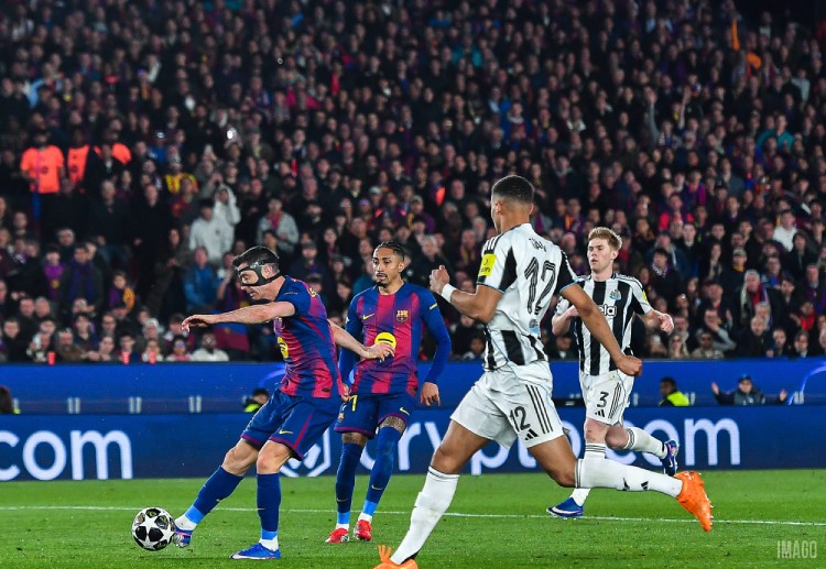 ယာမယ် ကတော့ အသက် ၁၈ နှစ်၊ ၂၄၈ ရက်နဲ့ ချန်ပီယံလိဂ် သမိုင်းတလျှောက် ၁၀ ဂိုး ပြည့်တဲ့ အသက်အငယ်ဆုံး ကစားသမား အဖြစ် စံချိန်တင်ခဲ့ပါတယ်။