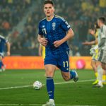 ဆွီဒင်ဟာ ကမ္ဘာ့ဖလား ခြေစစ်ပွဲ ပလေးအော့ဖ် ဗိုလ်လုပွဲ မှာတော့ အဲလ်ဘေးနီးယားကို ၂-၁ ဂိုးနဲ့ အနိုင်ရခဲ့တဲ့ ပိုလန်ကို အိမ်ကွင်းမှာ ဧည့်ခံ ကစားရတော့မှာ ဖြစ်ပါတယ်။