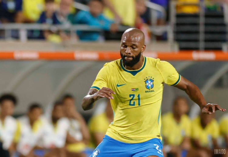 国际友谊赛 蒂亚戈主罚点球命中，打入个人国家队首球，再次帮助巴西取得领先。