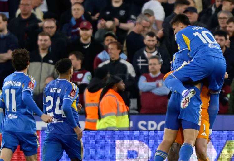 Pascal Struijk cetak gol di pertandingan Piala FA