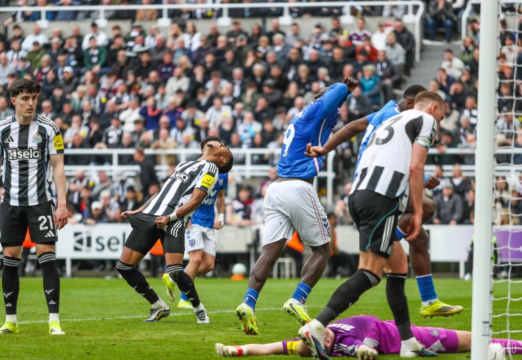 英超联赛  布罗贝伊进球效率虽不理想，但仍肩负桑德兰进攻重任。